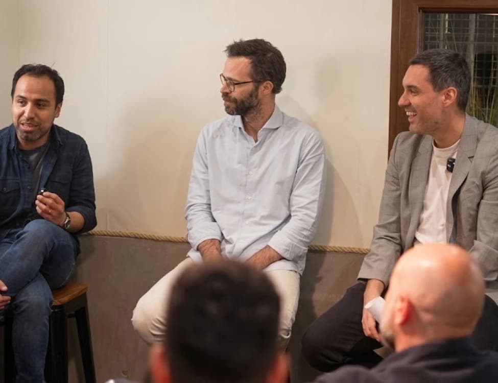 Rafa Gálvez presentando una sesión de The Boom Club ante los miembros